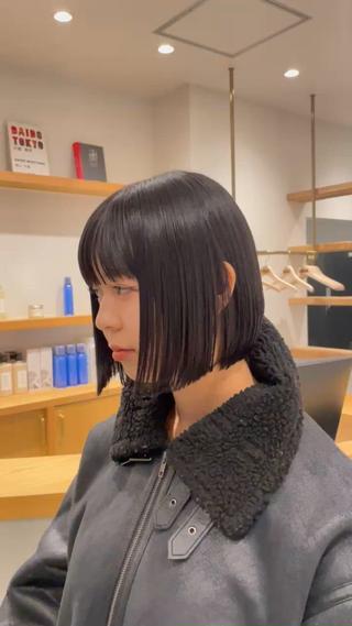 前下がり切りっぱなしボブでお洒落ヘアーに
黒染めは使わず、シルバーで暗くすることにより、透明感が出るようにしています!!