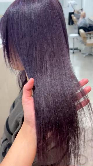 大人っぽく見せたい方におすすめ
落ち着きのあるくすみパープルで、上品な印象にチェンジ
深みのある色味がツヤと品を引き出してくれる。
暗めでも重くならず、自然な抜け感で“大人の余裕”を演出します