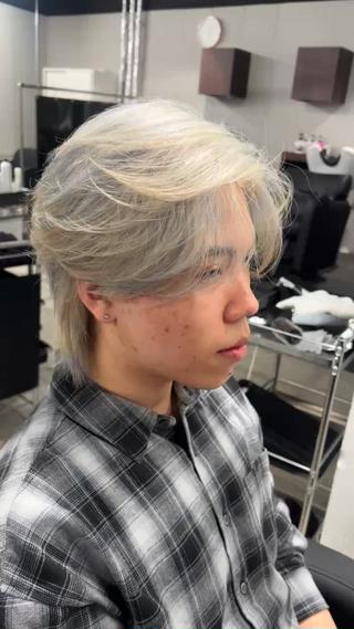 ブロンドベージュ×水色ハイライト