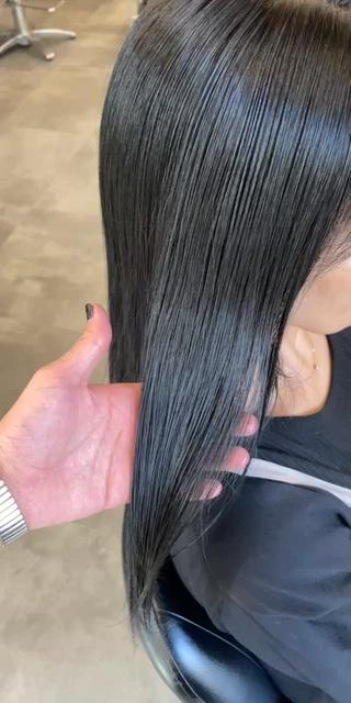 ブラックブルー
透明感が際立つ黒髪の中でも差をつけたい場合のおすすめカラーです