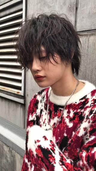 【雰囲気バツグンツイスパルードウルフ】
全体的に長めに残したウルフにツイストスパイラルパーマで動きをプラス。
前髪を下ろしてウザバングにしても、上げてセンターパートにしても