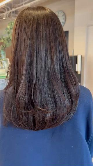 顔周りにたっぷりレイヤーと、後ろは表面に軽くいれてるスタイルです!
ワンカールするだけで、しっかり動きがでるので簡単にオシャレになれます