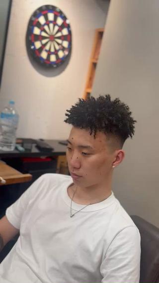 存在感抜群のスパイキーアフロ. 