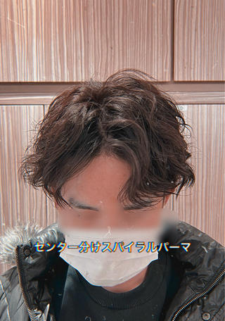 センター分け×スパイラルパーマで大人っぽ