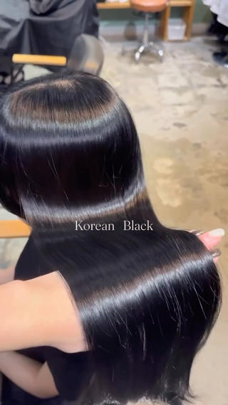 ⠀
“髪質改善でつくる” Korean Black【コリアンブラック】
暗髪•艶髪では最近大人気のカラー
黒染めは使わずにグレージュより色持ち◎
年単位で明るくしない方はおすすめです!!就活にも◎
髪色で重たく見えるのが気になる方は、一人一人に合ったレイヤーカットでトレンドも取り入れた可愛いスタイルをご提案します
#髪質改善 #髪質改善カラー #メテオカラー #コリアンブラック #髪質改善縮毛矯正