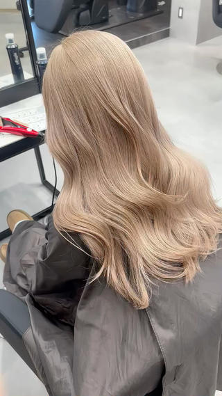セミロング ジゼル小倉谷内尾祐音 ケアブリーチのヘアスタイル