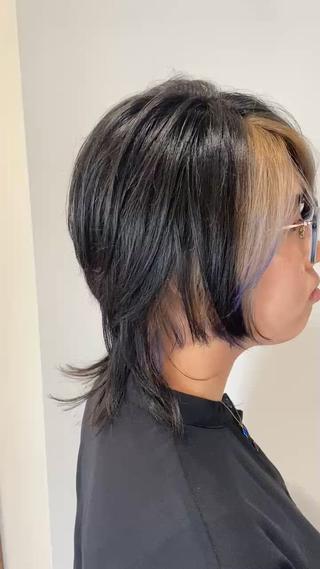 フェイスフレーミングカラーとエンドカラーの組み合わせでヘアカラーを楽しんで頂ける
ショートウルフのヘアスタイル♪