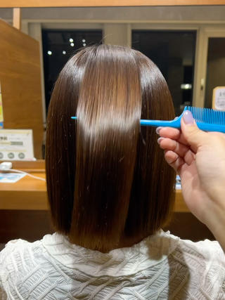 縮毛矯正
ドライヤー前のアウトバスのみでもこのツヤが出ます!
おさまりが良くなるため、朝の支度が楽になります!