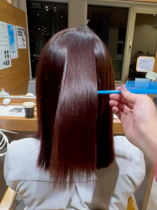 縮毛矯正
半年振りの縮毛矯正でツヤを復活させました!
髪質に合わせた薬剤選定で、しっかりとクセを伸ばしていきます!