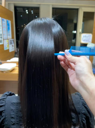 縮毛矯正
根本のうねりが全体のボリュームと広がりの原因にもなります!
まだまだ湿気の気になる季節だからこそおすすめのメニューです!