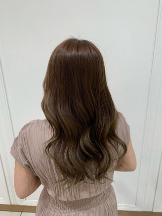 beige × highlight
ハイライトを活かしたオリーブベージュカラー
グリーンを混ぜているので、色落ち後の赤みやオレンジ味を消したい方にオススメです!