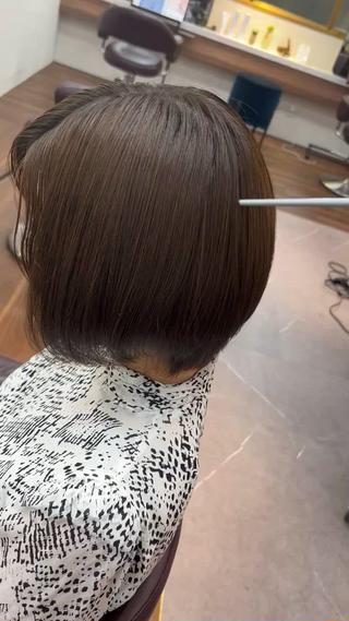 グレージュカラー
ご来店時から綺麗な髪色をされていました！
これにしたい！というご希望はあまりないとのことでしたのでカウンセリングの際に色々話し合い、赤みを抑えつつ少し暗めにしグレージュカラーにするということになりました

トリートメントもカラー前にカウンセリングさせていただき普段のスタイリング方法等もお聞きし最適なものを選ばせていただきました 