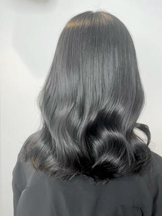 ブリーチなしグレー
元々の明るさが暗い場合は
一度ブリーチなしで明るくする
必要かがあります！ 