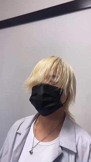 ハイトーン ブロンド センターパートウルフ
韓国っぽさもありつつ抜け感で色気抜群!
夏は上げて爽やかに!!