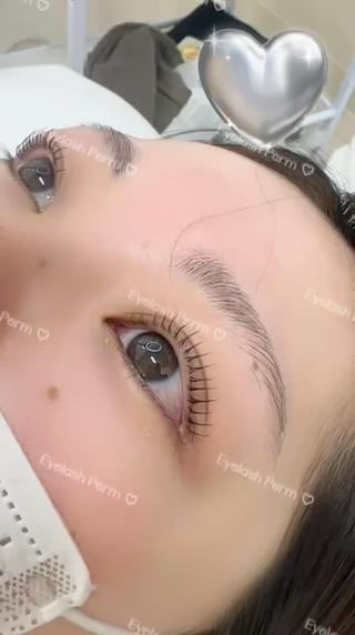 【湿気や汗でまつ毛が下がりやすいこれからの季節】
まつ毛パーマがおすすめです!
・
ビューラーしても湿気や汗で落ちてくる
マスクの湿気で下がる︎
朝のメイクを楽にしたい
すっぴんでも可愛くいたい
夏でもぱっちりまつ毛をキープしたい
・
まつ毛が上がるだけで目元の印象も変わって、
横顔や写真映えも ̖́-
・
毎日のビューラーいらずで、
メイク時短&ダメージ軽減にもなります
・
海・プール・ライブ・旅行前にも大人気です
今年の夏は、湿気に負けないぱっちりまつ毛にしませんか!