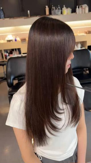 ケアストレートで柔らかく、自然なストレートヘタヘアに
巻くこともできる縮毛矯正です!
福岡で美容室探されてる方はぜひ