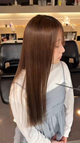 くせ毛さんな人気な「ケアストレート」
くせが伸びるのはもちろん、柔らかさが段違いです。
シャキーンとまっすぐなりすぎず、自然な感じに仕上がるので
おろしても良く、巻くこともできるのでいろんなスタイルが楽しめます