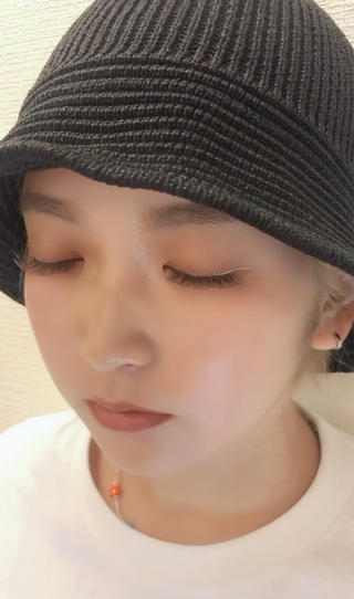 目元が濃くなるのが苦手な方、
自然なマツエクを楽しみたい方は
ブラウンで抜け感を…