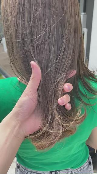 一度明るいカラー剤で染めてから2回目のカラーで透明感を出すブリーチなしのダブルカラーです♪