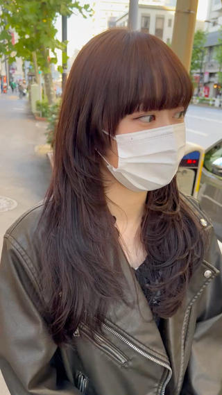 顔周りにレイヤーを入れて、カラーはトーンアップでライトブラウンに

手櫛で乾かしても顔周りレイヤーが綺麗に出てとてもカワイイです 