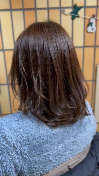 表面に少しだけ段を入れてスタイリングした時にカールが分かりやすくなる様にカットしました 