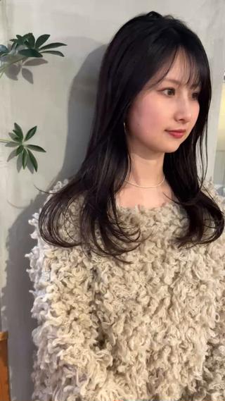 【顔まわりレイヤーで小顔見えロング】
軽すぎないレイヤーを入れて、自然に動く前髪とサイドの束感で大人っぽい抜け感をつくりました。
毛先はゆるく外に流れるように巻くと、顔まわりがスッキリ見えて横顔もきれいに◎
重く見えやすいロングでも、レイヤーを少し入れるだけで“ふわっと柔らかい印象”に。
ナチュラルだけど、ちゃんと垢抜けたい方におすすめです
