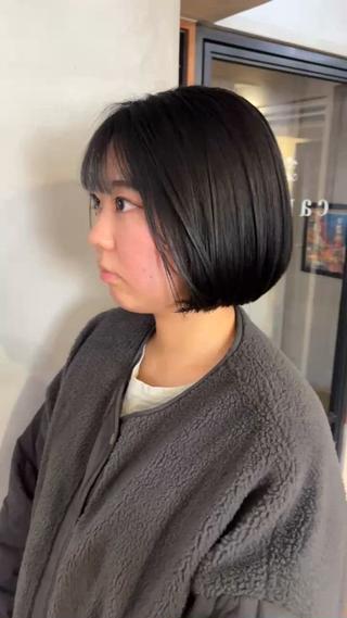 Beforeは毛先のばらつきと広がりで、
首元が重く見えやすい状態。
Afterはラインを整えたコンパクトボブに
毛量・内部を調整し、
乾かすだけで収まる形に仕上げています。
ボブにすると広がる
首元がハネやすい
毎朝アイロンが手放せない
そんな方におすすめです◎
ストレートメニューとの組み合わせで
扱いやすさがさらにアップします。※要相談
地毛風カラーも人気です