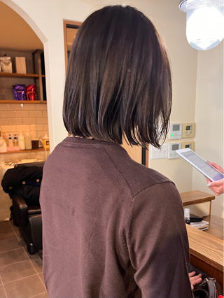 重さが出やすいミディアムヘアを
顔まわりにレイヤーを入れて動きのあるスタイルに
重く見える
巻いても動きが出ない
顔まわりの雰囲気を変えたい
そんなお悩みを解決するカットです◎
顔まわりを柔らかく作ることで
小顔効果+抜け感のあるスタイルに
ストレートでも可愛く、
軽く巻くだけで動きが出るのでスタイリングも簡単◎
「雰囲気変えたいけど長さはあまり変えたくない」
そんな方にも顔周りレイヤーおすすめです!
イメチェンぜひお任せください