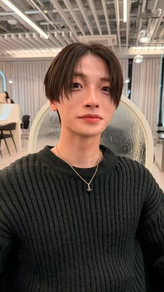 【韓国メンズヘア】
パラッと落ちる前髪、ナチュラルに収まる質感、縮毛矯正で作れます 