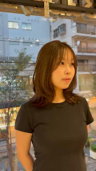 ミディアム 菅沼 紀世／顔周りレイヤーのヘアスタイル