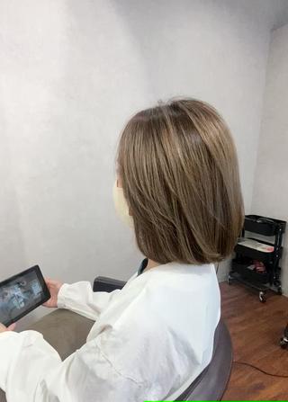 ずっと通ってくださってるお客様
カラーはお任せとの事でしたので
以前していたブリーチを活かして
ルーツカラーにさせて頂きました