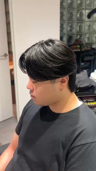 パーマ メンズ 曲がる縮毛矯正 センターパート高森蓮のヘアスタイル