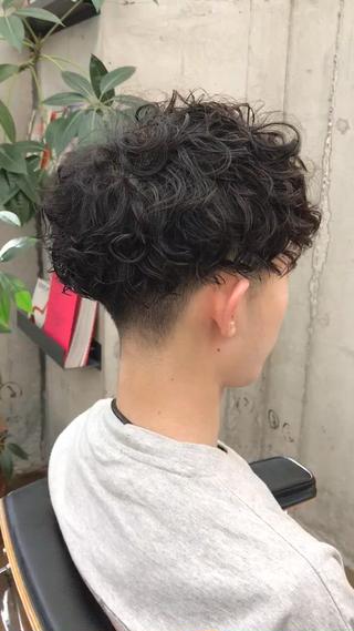 スペインカール
スタイリング剤でセットしていますが、もちろんセットなしでも扱いやすいヘアスタイルになっています。
特にカットは得意です。また、ショートヘアは細部までこだわりを持って施術させていただいています!