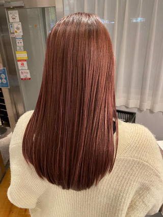 ハイライトを活かした大人ピンクカラー

根元がかなり伸びていた為
なるべくハイライト毛と馴染むよう工夫して
オンカラーしております！

プラスして当店の髪質改善トリートメントを
組み合わせて低ダメージでのカラーになっております！ 