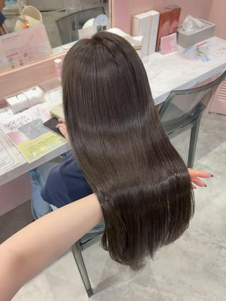 透明感ダークグレージュ(7トーン)
透明感の出る配合なので暗くても真っ黒に見えない、
透け感溢れるカラーリングに…
グレーに寄せることで、
オレンジ味がしっかりと消え透明感も出やすくなります◎!!
お色味のニュアンスはぜひご相談ください
