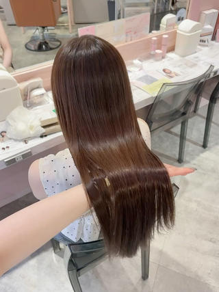 ️うるツヤ️美髪縮毛矯正
内部補修のトリートメントとセットでよりうる艶に*.+゚
癖を伸ばしつつまとまりあるツヤ感ヘアーに