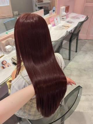 ワンカラー◎!!ボルドーカラー
ワンカラーでも赤系のカラーリングは発色がいいので可愛い色味を楽しめます♡
元のベースが明るい方ほどしっかりと色味が入り、黒いベースだと少しブラウン寄りの赤になります
ワンカラーで育てていくと深みと赤の発色が増していきます︎︎
色味のニュアンスを変えることも可能ですので、
ぜひお気軽にご相談ください