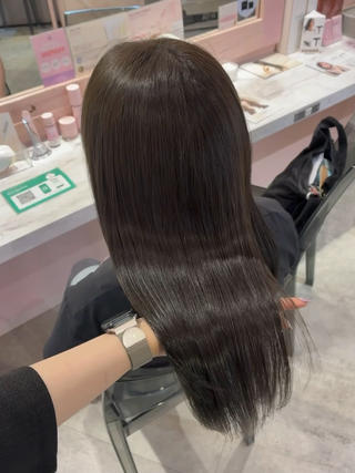 うるツヤグレージュカラー𓏸𓈒𓂃
透明感カラー×トリートメントはうるツヤ感で最強な組み合わせ…♡
夏は紫外線の影響で色落ちが早くダメージしやすいので、
カラーリングと一緒にケアしてあげる事で綺麗なヘアが保てます