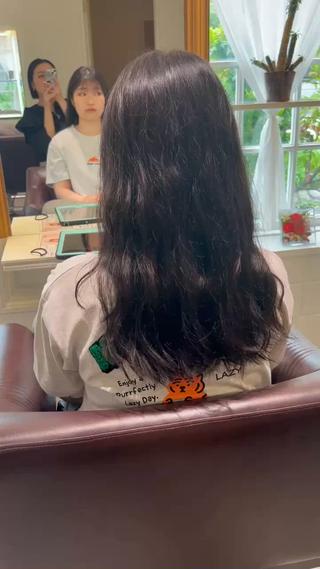 全体的に癖が酷くて2年ほど前に他店で縮毛矯正をしてあまりサラサラストレートにならなかったお客様!
今回髪質改善ストレート(縮毛矯正)でしっかり悩みの癖を伸ばしてサラサラストレートに