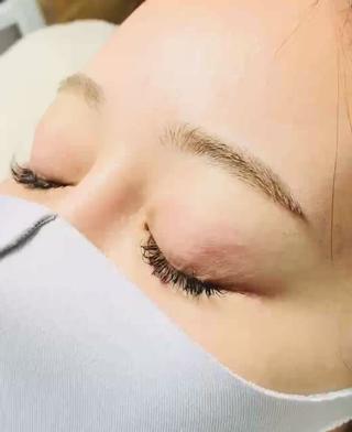 ※お写真は100束 3D〜4Dmix
Dカール 10.11mm 0.06mm
キュートデザイン
【特徴】
・より繊細で柔らかい質感になる。
・毛先は細く1本が0.1mm以下なので多くつけても自まつげへの負担が少ない(まつ毛によって本数を変えられるので最小限の負担にできる)
・まつ毛が短く少なくても、本数を選定して付けれる
といった特徴があります。
自まつ毛に負担の少ない極細エクステを装着
毛先にふわふわ感が欲しい、1束の濃さが欲しい方にオススメ♪ボリューム束感装着。
こんな方にオススメ
繊細で柔らかな質感が欲しい方
束感が欲しい方
まつ毛が細い方、柔らかい方、傷んでいる方
自まつ毛に負担の少ない極細エクステを開かずあえて束にして装着と開いた束とmixで3D~4Dまたは5Dmix(4Dmix以上は追加料金1100円)。毛先にふわふわ感が欲しい、1本の濃さが欲しい方。
自まつが弱い、短くフラットではつけられない方や毛先にふわふわ感が欲しい方、自睫毛の負担が気になる方、自睫毛感やナチュラルさがほしい方、自まつ毛によって本数を選定し極力負担をかけたくない方、短い毛でもできるだけ本数つけたい本数重視方も。
オプション
低刺激ブチルグルー(アレルギーが心配な方)550円
ケラチンブースト(まつ毛トリートメント) 550円
アイシャンプー(花粉、黄砂、pm2.5を除去、ドライアイ改善) 550円
#名古屋マツエク#名古屋マツエクサロン#名古屋まつ毛エクステ#名古屋まつげエクステ#名古屋マツゲエクステ#名古屋アイラッシュ#名古屋アイラッシュサロン#名古屋マツゲパーマ#名古屋まつ毛パーマ#マツパー#パリジェンヌ#パリジェンヌラッシュリフト#名古屋パリジェンヌ#名古屋パリジェンヌラッシュリフト#根元から立ち上げパーマ#ラッシュリフト#Lカール#Cカール#マツゲパーマキュートデザイン#HBL#眉毛パーマ#まゆ毛パーマ#まゆげパーマ#マユゲパーマ#ハリウッドブロウリフト#名古屋ハリウッド#名古屋ハリウッドブロウリフト#ブロウラミネーション#ブロウラミネート#フラットマット#フラットマットラッシュ#ボリュームラッシュ#フェザーラッシュ#バインドロック#バインドフラット#Wフラット#2Dフラット#ラッシュアディクト#マツ育#マユ育#まゆ育#まつ育#名古屋ラッシュアディクト#フェイシャルソニック#名古屋ソニック#名古屋フェイシャル超音波#ケラチンブースト#アイシャンプー#低刺激グルー#ブチルグルー#ヘッドスパ#エグータム#マツゲ美容液#まつげ美容液#spicare#vos#イノスピキュール#v3ファンデーション#眉毛