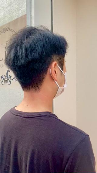 メンズショートカット。
柔らかい髪質のお客様でもスタイリングの際少立ち上げ気味にスタイリング出来るように、トップはほんの少しだけ長めの設定でカットしております
緩やかなくせもあるので癖を活かしてスタイリング出来る様な長さにしてあります
襟足はしっかりスッキリとサイドはツーブロックの刈り上げです♪