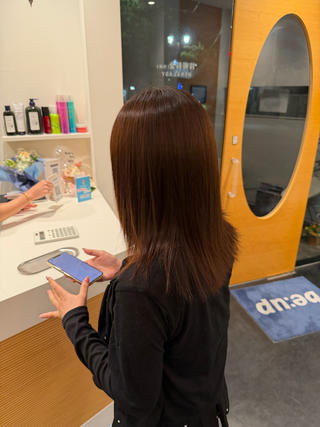 元々矯正をあてて少し毛先が痛みが残っているお客様
毛先に無茶をせずに伸びた分(一年分くらい)縮毛矯正してます!
また次回矯正当てるまでにケア(カットトリートメントなど)きて頂ければもっと綺麗になっていきます!