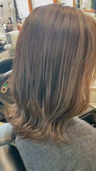 ハイライト履歴を活かしてグレー系カラー!
ミディアムレイヤーで動きをプラス
透明感カラーで大人女子