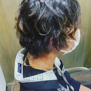 ミディアムマッシュ×スパイラル波パーマ
波上にパーマと、表面のスパイラルパーマをミックスして掛けることでしっかりとした動きを出しつつも魅力的なウェーブ感を実現出来ます
スタイリングもワックスを揉み込むだけ