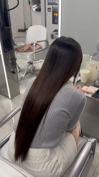 ブリーチ履歴でもしっかりと癖を伸ばして、艶髪にさせていただきます
前髪だけ、顔周りだけでもご案内できます!