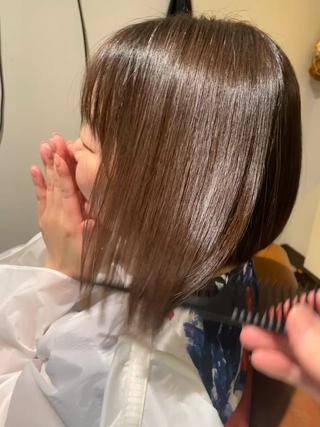 自然な仕上がりでツヤツヤになりたい方におすすめです!
一昔前の縮毛矯正との質感の違い、ぜひ触って感じてください!