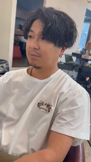波巻パーマは、波のようなカールで髪に自然な動きと立体感を出すパーマです。強すぎないカール設計にすることで、派手になりすぎず大人っぽい印象に仕上がるのが特徴。骨格や髪質に合わせて波の強さを調整するため、膨らみやすい方や直毛で動きが出にくい方にもおすすめです。セットはドライ後に軽く整えるだけでOK。仕事でも私服でもハマる、清潔感と色気を両立したスタイルです。