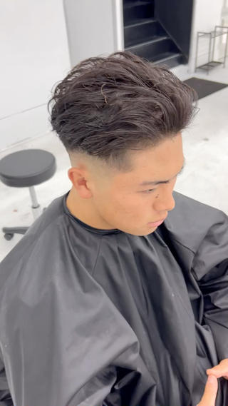 スキンフェード+リバースパーマ
朝のスタイリング2分で終わります!
年代関係なく男を極めることできます。
イケイケ学生からイケオジまで僕にお任せください!