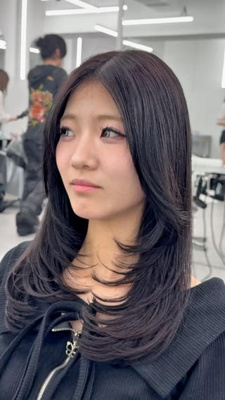 セミロング 割れない顔まわり× 小顔補正レイヤー難波のヘアスタイル