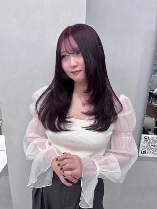 「顔周りや毛先のレイヤーで立体感・動きをプラス。重たく見えないのにまとまるシルエットが人気です!
巻き髪やストレートでも扱いやすく、簡単に垢抜けヘアが叶います♪」
